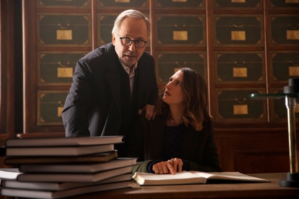 Der geheime Roman des Monsieur Pick Bild: Monsieur Pick und eine Frau inder Blibliothek