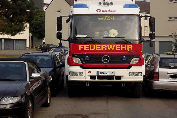 PR 209 - Überwachung des ruhenden Verkehrs in Jülich und den Stadtteilen Bild: Ein Feuerwehrauto versucht eine eng zugeparkte Straße zu durchqueren