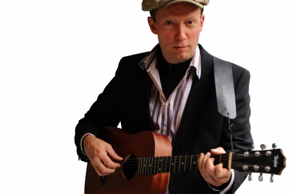 Philipp Oebel Bild: Philipp Oebel mit Gitarre