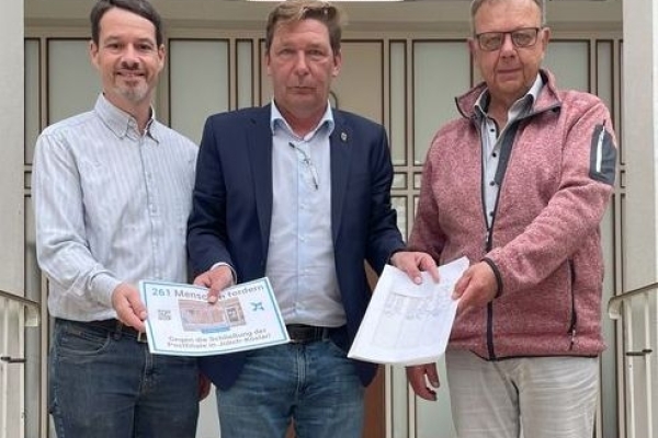 Bild: V.l.n.r.: Initiator der Online-Petition Dr. Andreas Wilden, Bürgermeister Axel Fuchs, Ortsvorsteher von Koslar Peter Wagner.