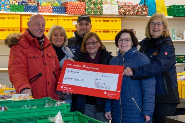 Bild: Maria GÃ¼ldenberg (2.v.l.), Vorsitzende der JÃ¼licher Tafel, freut sich gemeinsam mit ihrem Team Ã¼ber die groÃŸzÃ¼gige Spende von 5.000 Euro, die Ulf Kamburg (l.), SWJ-GeschÃ¤ftsfÃ¼hrer, mitgebracht hat. 