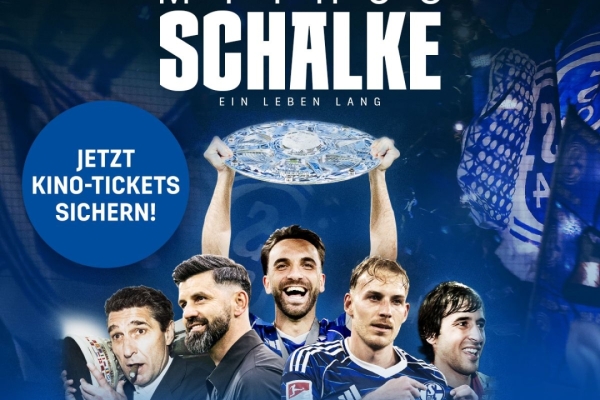 Bild: Fünf Männer stehen im Halbkreis und einer zeigt jubelnd einen Pokal (Scheibe).