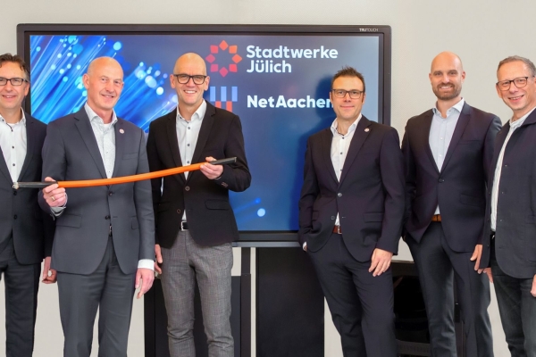 Netzausbau in Jülich geht weiter Bild: (v.l.) Dirk Sandmann (Stadtwerke Jülich), Ulf Kamburg (Geschäftsführer Stadtwerke Jülich), Andreas Schneider (Geschäftsführer NetAachen), Dr. Uwe Macharey (Stadtwerke Jülich), Thomas Völker (NetAachen), Michael Gayer (NetAachen).