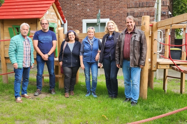 Bild: Die Spielplatzkommission steht aufdem Spielplatz am RurUfer-Radweg