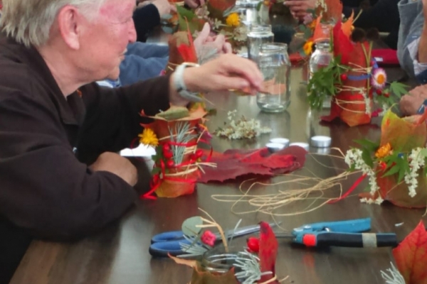 Donnerstags wieder Treffen im BKP Bild: Senioren sitzen um einen Tisch und basteln versciedene herbstliche Dekorationen
