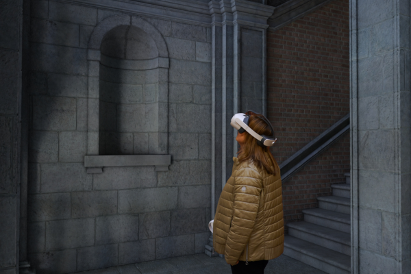 Bild: 3D-Brille in Aktion. Eine Frau steht mit der Brille vor einer Wand. Foto: Jacek Grubba