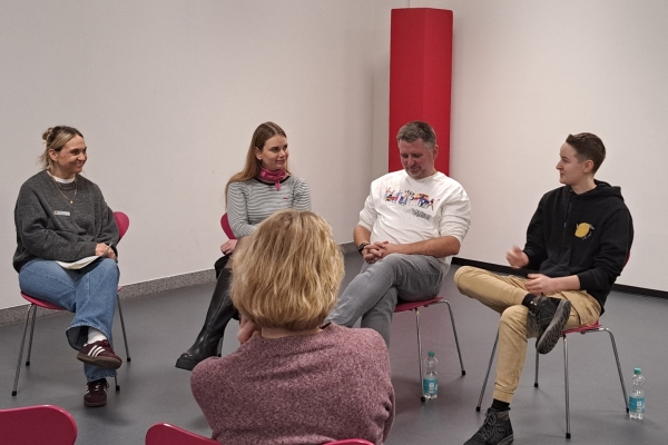 Bild: Lebende Bücher – Jessica Fischer (Stadt Jülich, links) moderiert die Gesprächsrunde mit den Gästen Hannah Kolbe-Harms (Mitte links), Dominik (Mitte) und Kilian (rechts). Foto: Stadt Jülich/ B. Lenzen