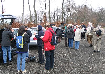 Gruppe am Parkplatz Alzen